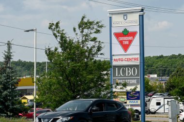 Toronto, ON, Kanada 2 Mayıs 2025: Canadian Tire mağazası. Canadian Tire, Toronto 'da merkezi olan Kanadalı bir perakende şirketi..