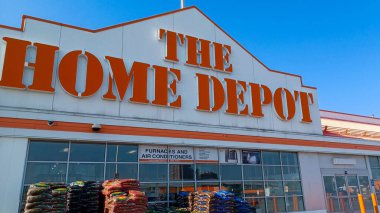 Toronto, ON, Kanada - 23 Nisan 2025 Toronto 'daki Home Depot mağazasının tabelasına bakın.