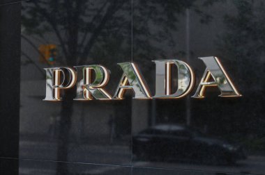 Toronto, ON, Kanada 2 Ağustos 2025: Toronto 'daki Prada butik mağazası tabelasında..