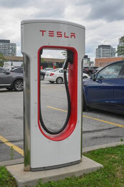 Toronto, ON, Kanada 1 Ağustos 2024: Tesla şirketinin logosuna bakın..
