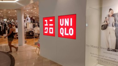 Toronto, ON, Kanada - 14 Eylül 2025: Uni Qlo şirketinin tabelasına bakın