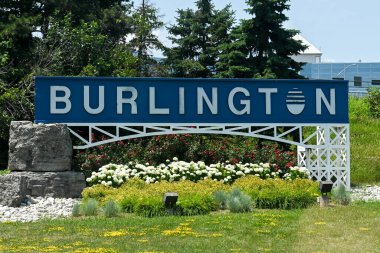 Toronto, ON, Kanada - 30 Ağustos 2025: Burlington, Ontario şehri için bir karşılama tabelası yolun yanındaki çimenli bir tepenin üzerinde duruyor.