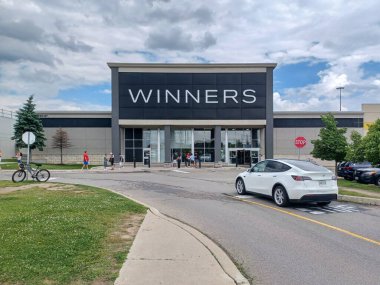 Toronto, ON, Kanada - 26 Mayıs 2025: Toronto 'da bir alışveriş merkezindeki Kazanan İndirim Moda Mağazası' nın girişindeki marka tabelasına bakın.