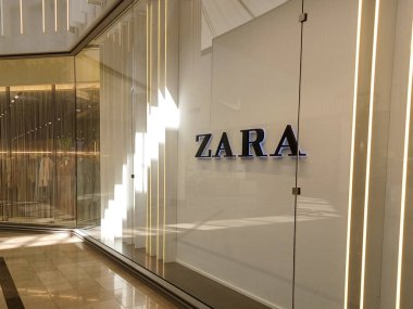 Toronto, ON, Kanada - 29 Nisan 2025: Toronto 'daki moda mağazası Zara tabelasına bakın.