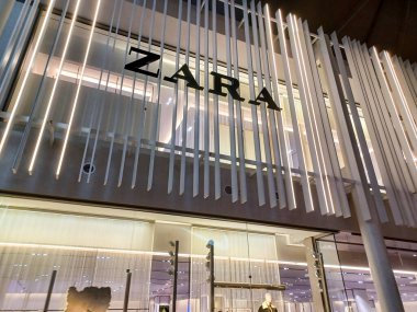 Toronto, ON, Kanada - 29 Nisan 2025: Toronto 'daki moda mağazası Zara tabelasına bakın.