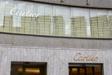 Montreal, QC, Kanada - 7 Ağustos 2025: Quebec City 'de ünlü bir otel ve tarihi eser olan Fairmont Le Chateau Frontenac' ın önündeki kaldırımda yürüyen insanlar