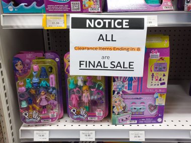 Montreal, QC, Kanada - 7 Ağustos 2025: Quebec City 'de ünlü bir otel ve tarihi eser olan Fairmont Le Chateau Frontenac' ın önündeki kaldırımda yürüyen insanlar