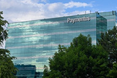 Montreal, QC, Kanada - 7 Ağustos 2025: Quebec City 'de ünlü bir otel ve tarihi eser olan Fairmont Le Chateau Frontenac' ın önündeki kaldırımda yürüyen insanlar