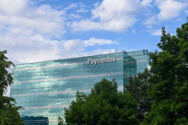 Montreal, QC, Kanada - 7 Ağustos 2025: Quebec City 'de ünlü bir otel ve tarihi eser olan Fairmont Le Chateau Frontenac' ın önündeki kaldırımda yürüyen insanlar