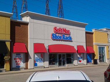 Toronto, ON, Kanada - 19 Eylül 2025: Güneşli bir günde kırmızı tenteli ve binanın önünde park yeri olan SoftMoc Shoe Rack mağazası.