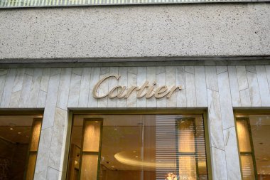 Montreal, QC, Kanada - 7 Ağustos 2025: Quebec City 'de ünlü bir otel ve tarihi eser olan Fairmont Le Chateau Frontenac' ın önündeki kaldırımda yürüyen insanlar