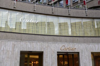 Montreal, QC, Kanada - 7 Ağustos 2025: Quebec City 'de ünlü bir otel ve tarihi eser olan Fairmont Le Chateau Frontenac' ın önündeki kaldırımda yürüyen insanlar