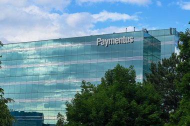 Montreal, QC, Kanada - 7 Ağustos 2025: Quebec City 'de ünlü bir otel ve tarihi eser olan Fairmont Le Chateau Frontenac' ın önündeki kaldırımda yürüyen insanlar