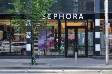 Montreal, QC, Kanada - 7 Ağustos 2025: Quebec City 'de ünlü bir otel ve tarihi eser olan Fairmont Le Chateau Frontenac' ın önündeki kaldırımda yürüyen insanlar