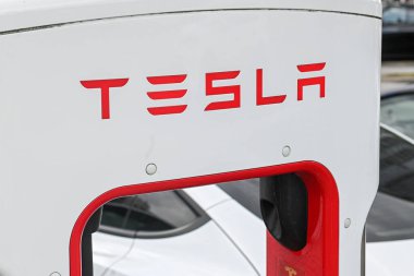 Montreal, QC, Kanada - 7 Ağustos 2025: Quebec City 'de ünlü bir otel ve tarihi eser olan Fairmont Le Chateau Frontenac' ın önündeki kaldırımda yürüyen insanlar