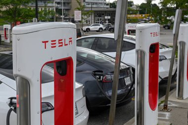 Montreal, QC, Kanada - 7 Ağustos 2025: Quebec City 'de ünlü bir otel ve tarihi eser olan Fairmont Le Chateau Frontenac' ın önündeki kaldırımda yürüyen insanlar