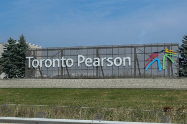 Toronto, ON, Kanada - 14 Eylül 2025: Toronto Pearson Uluslararası Havalimanı bulutlu bir günde bir otoyolun kenarında duruyor.
