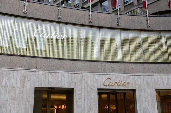 Montreal, QC, Kanada - 7 Ağustos 2025: Quebec City 'de ünlü bir otel ve tarihi eser olan Fairmont Le Chateau Frontenac' ın önündeki kaldırımda yürüyen insanlar