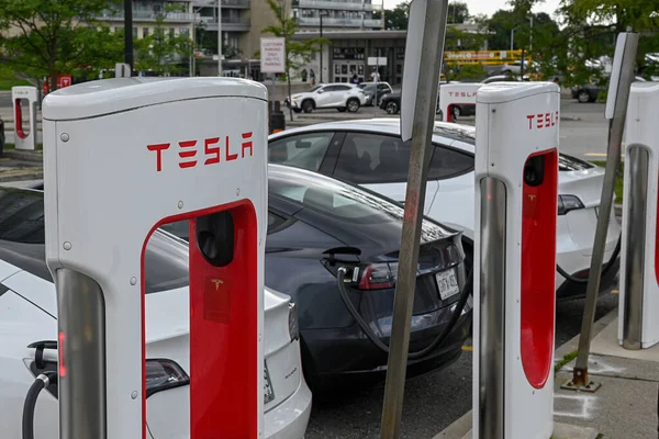 Montreal, QC, Kanada - 7 Ağustos 2025: Quebec City 'de ünlü bir otel ve tarihi eser olan Fairmont Le Chateau Frontenac' ın önündeki kaldırımda yürüyen insanlar