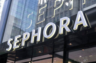 Montreal, QC, Kanada - 7 Ağustos 2025: Quebec City 'de ünlü bir otel ve tarihi eser olan Fairmont Le Chateau Frontenac' ın önündeki kaldırımda yürüyen insanlar