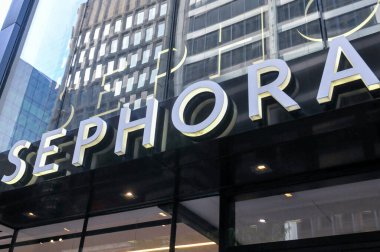 Montreal, QC, Kanada - 7 Ağustos 2025: Quebec City 'de ünlü bir otel ve tarihi eser olan Fairmont Le Chateau Frontenac' ın önündeki kaldırımda yürüyen insanlar