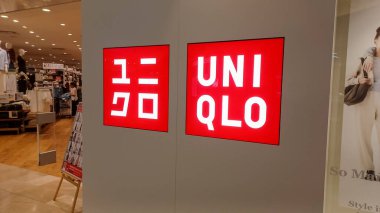 Toronto, ON, Kanada - 14 Eylül 2025: Uni Qlo şirketinin tabelasına bakın