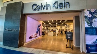 Toronto, ON, Kanada - 30 Ağustos 2025 Calvin Klein logosu bir perakende mağazasının içindeki gri bir fayans duvarına monte edilmiştir..