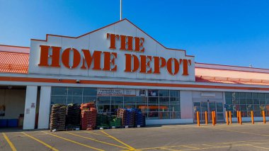 Toronto, ON, Kanada - 23 Nisan 2025 Toronto 'daki Home Depot mağazasının tabelasına bakın.