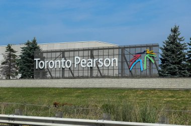 Toronto, ON, Kanada - 14 Eylül 2025: Toronto Pearson Uluslararası Havalimanı bulutlu bir günde bir otoyolun kenarında duruyor.