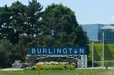 Toronto, ON, Kanada - 30 Ağustos 2025: Burlington, Ontario şehri için bir karşılama tabelası yolun yanındaki çimenli bir tepenin üzerinde duruyor.