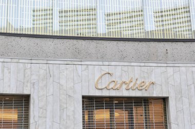 Toronto, ON, Kanada 30 Ekim 2024: Toronto 'daki Cartier tabelasında açık hava manzarası..