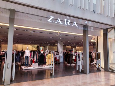 Toronto, ON, Kanada - 29 Nisan 2025: Toronto 'daki moda mağazası Zara tabelasına bakın.