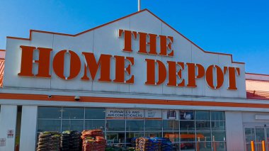 Toronto, ON, Kanada - 23 Nisan 2025 Toronto 'daki Home Depot mağazasının tabelasına bakın.