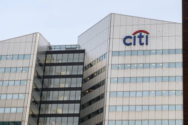 Toronto, ON, Kanada - 15 Mart 2025: Modern cam ofis binasının dış tarafında bir Citi logosu sergilenmektedir. Yansıtıcı cephe çevredeki şehri yakalıyor. İşaret mavi ve kırmızı renkte..