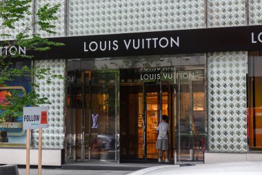 Toronto, ON, Kanada - 4 Ağustos 2024: Toronto 'daki Louis Vuitton mağaza tabelasında.