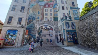Montreal, QC, Kanada - 7 Ağustos 2025: Quebec City üzerindeki Trompe-l 'oeil duvar resmi, tarihi figürler ve günlük faaliyetleri, harmanlanan sanat ve mimari