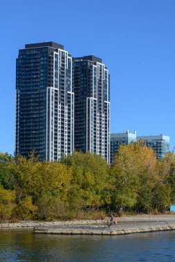 Etobicoke, Toronto 'daki modern yerleşim birimlerinde Ontario Gölü ve çevre parklar manzaralı kentsel yaşam sunuluyor.
