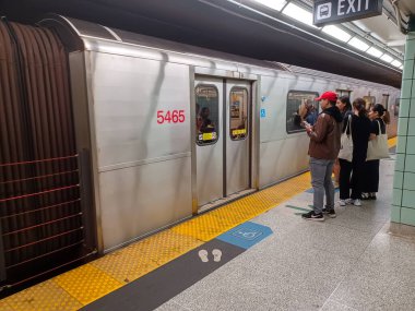Toronto, ON, Kanada - 24 Nisan 2025: İçerideki St. George metro istasyonuna bakın