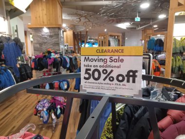 Toronto, ON, Kanada - 8 Haziran 2025: Bir perakende mağazasında% 50 indirim sunan giyim mağazasında belirgin bir şekilde sarı ve siyah 'Temiz Taşıma' tabelası sergileniyor