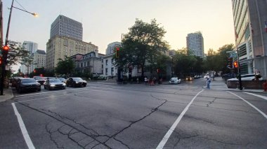 Montreal, QC, Kanada - 6 Temmuz 2025 - Montreal, Quebec şehir merkezindeki işlek bir caddede modern yüksek binalarla çelişen genel manzara.