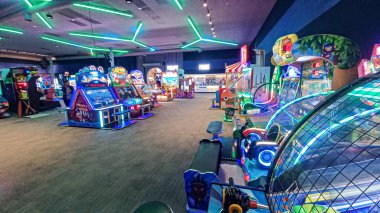 Toronto, ON, Kanada - 7 Ekim 2025: Çeşitli renkli atari makineleri eğlence merkezinde arka arkaya dururlar.