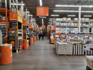 Toronto, On, Kanada - 21 Aralık 2024: Home Depot 'taki rafların ve rafların görüntüsü.