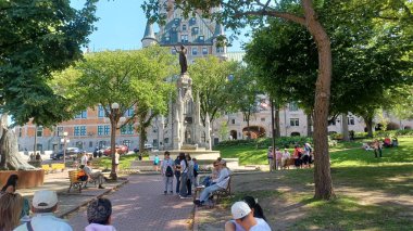 Montreal, QC, Kanada - 7 Ağustos 2025: Parc des Gouverneurs güneşli bir günde ziyaretçiler yeşil alanların ve ikonik Chateau Frontenac 'ın manzarasının keyfini çıkarıyorlar