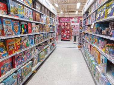 Toronto, On, Kanada - 27 Kasım 2024 Oyuncaklar R Us mağazasındaki oyuncaklarla birlikte raflara bakın.