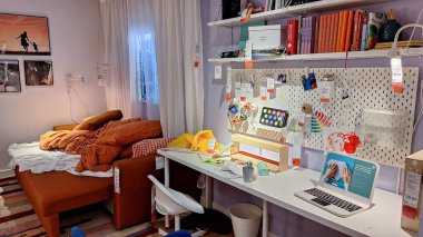 Toronto, ON, Kanada - 30 Ocak 2026: Büyük bir Amerikan mağazası satış döneminde sergi salonunda farklı mobilyalar öneriyor.