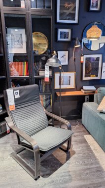 Toronto, ON, Kanada - 30 Ocak 2026: Büyük bir Amerikan mağazası satış döneminde sergi salonunda farklı mobilyalar öneriyor.