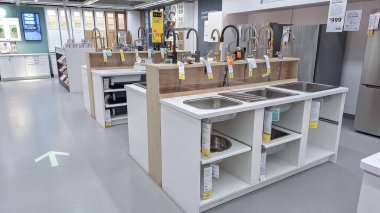 Toronto, ON, Kanada - 30 Ocak 2026: Ikea satış bölgesinde mobilya ve ev aksesuarları sunuluyor.