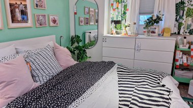 Toronto, ON, Kanada - 30 Ocak 2026: Büyük bir Amerikan mağazası satış döneminde sergi salonunda farklı mobilyalar öneriyor.