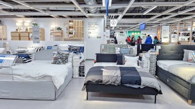 Toronto, ON, Kanada - 30 Ocak 2026: Ikea satış bölgesinde mobilya ve ev aksesuarları sunuluyor.