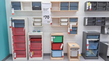 Toronto, ON, Kanada - 30 Ocak 2026: Ikea satış bölgesinde mobilya ve ev aksesuarları sunuluyor.